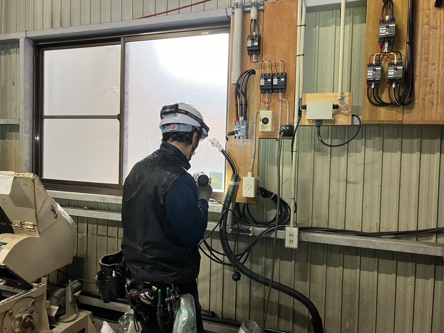 お客様の工場（樹脂製品成形関連）にて「コンプレッサー及び電源更新工」を行いました（岐阜県山県市）