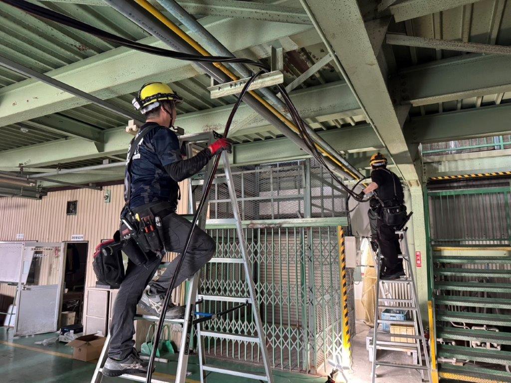 お客様の工場（セラミック製品）にて「幹線工事」を行っています（三重県四日市市）