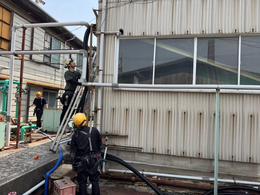 お客様の工場（セラミック製品）にて「幹線工事」を行っています（三重県四日市市）