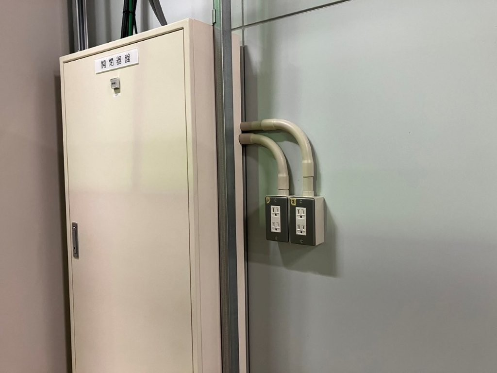 お客様の工場（オプトロニクス・半導体関連製造）にて「コンセント・ブレーカー増設工事」を行いました（愛知県小牧市）