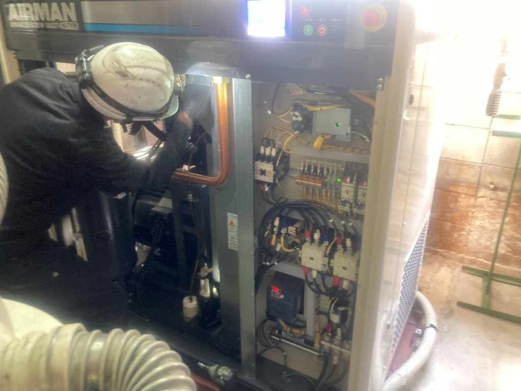 お客様の工場（自動車部品製造関連）にて「コンプレッサーメンテナンス」を行いました（岐阜県山県市）
