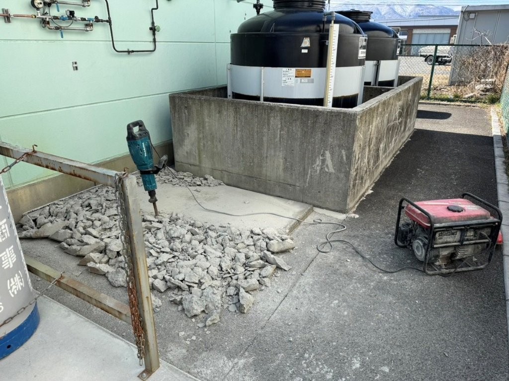 お客様の工場（半導体部材用製品製造関連）にて「廃液タンク取替工事」を行いました（岐阜県大垣市）
