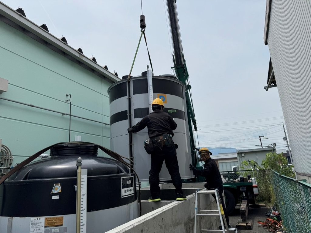 お客様の工場（半導体部材用製品製造関連）にて「廃液タンク取替工事」を行いました（岐阜県大垣市）