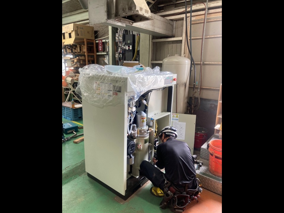 お客様の工場（工業用プラスチック製品）にて「コンプレッサー入替工事」を行いました（岐阜県山県市）