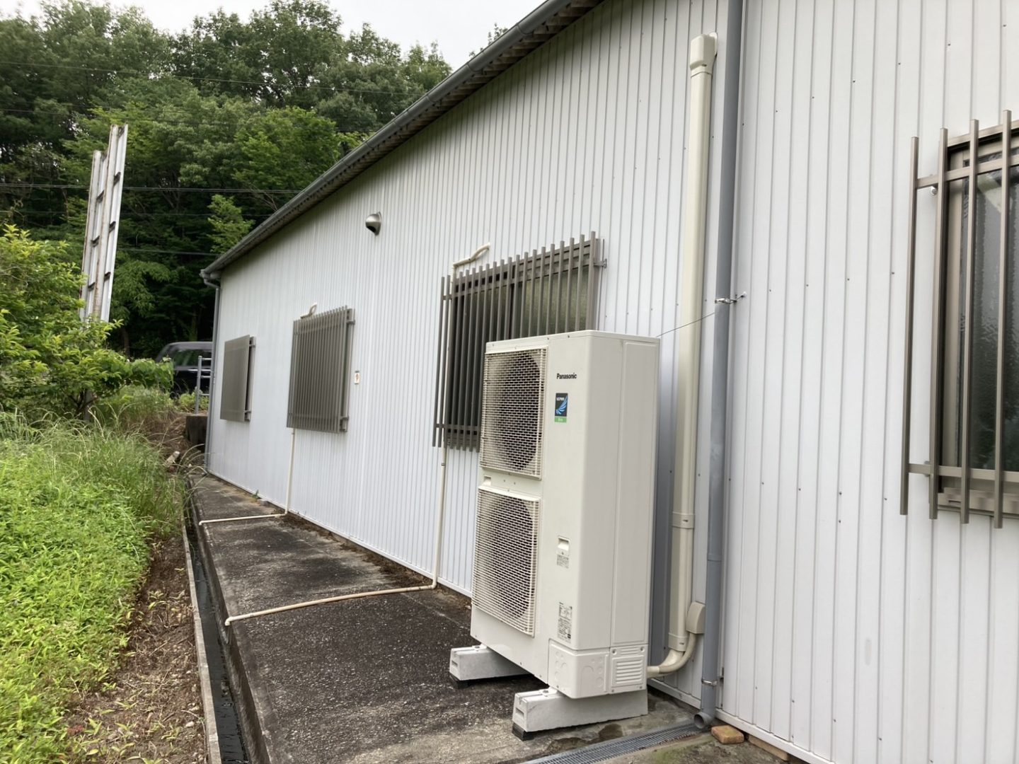 お客様の工場（ガラス成形関連）にて「エアコン取替工事」を行いました（岐阜県各務原市）施工後