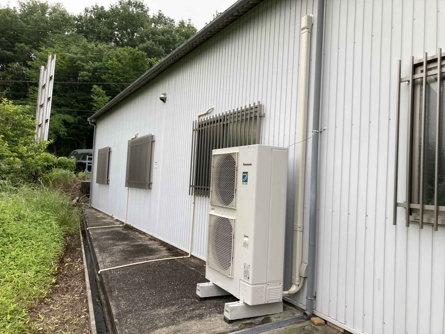 お客様の工場（ガラス成形関連）にて「エアコン取替工事」を行いました（岐阜県各務原市）施工後