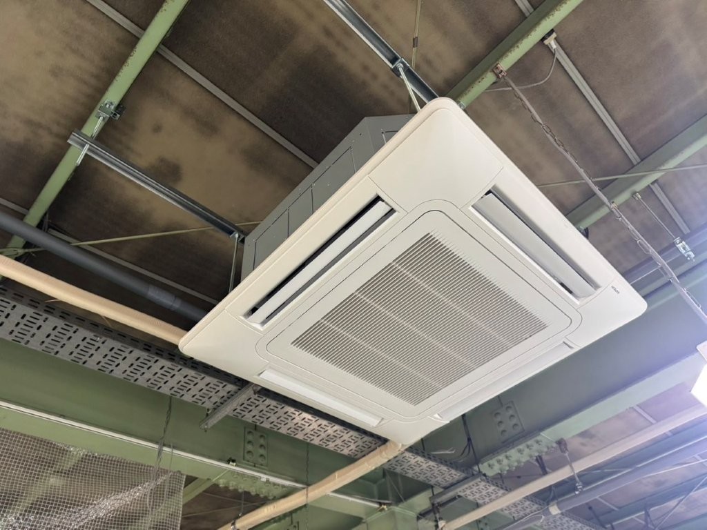 お客様の工場（水栓部品製造）にて「エアコン取替工事」を行いました（岐阜県瑞穂市）