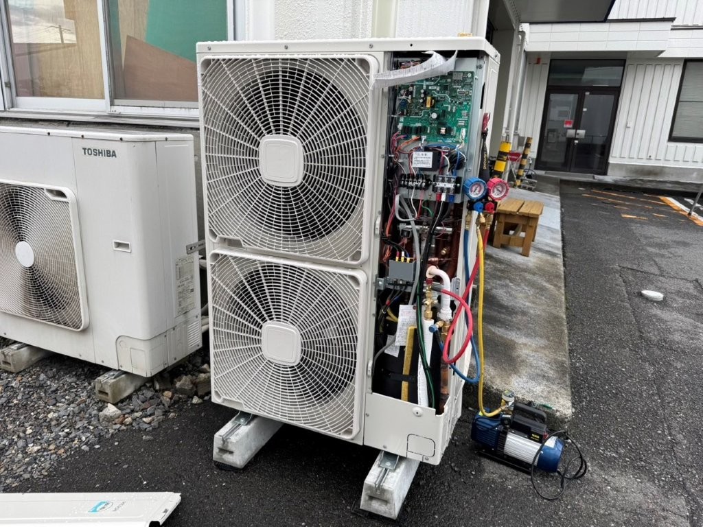 お客様の工場（水栓部品製造）にて「エアコン取替工事」を行いました（岐阜県瑞穂市）