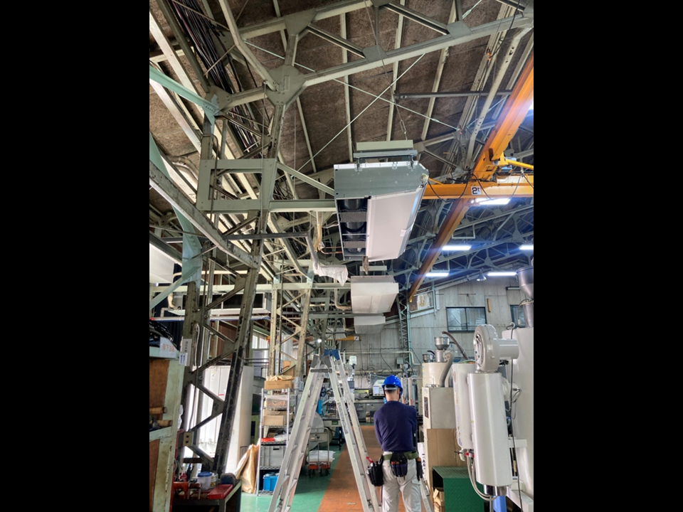 お客様の工場（工業用プラスチック製品）にて「エアコン取替工事」を行いました（岐阜県山県市）