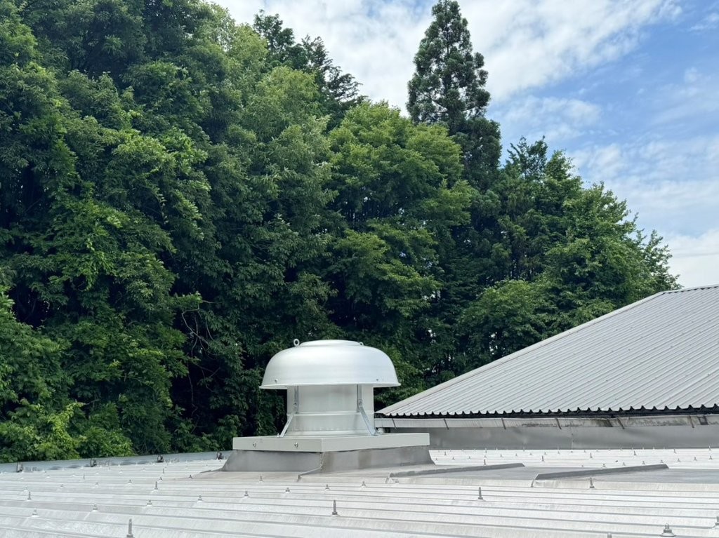 お客様の工場（ゴム部品成形関連）にて「屋上換気扇取替工事」を行いました（岐阜県山県市）