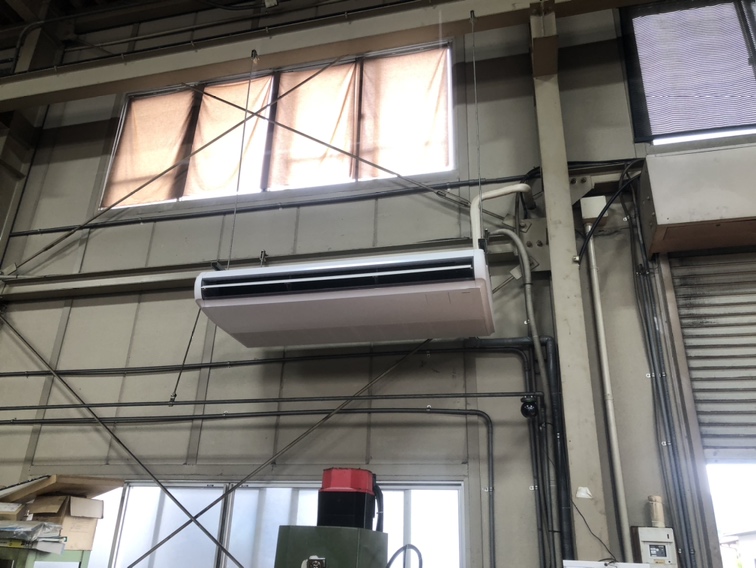お客様の工場（金型成型）にて「エアコン取替工事」を行いました（岐阜県山県市）