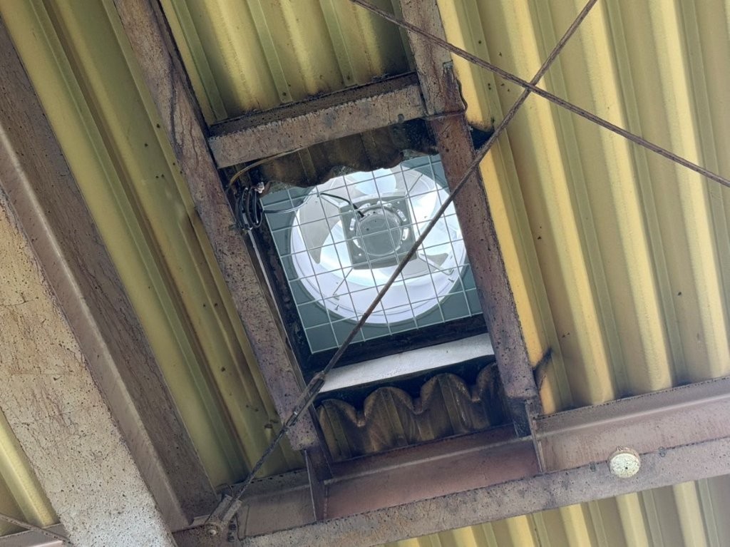 お客様の工場（ゴム部品成形関連）にて「屋上換気扇取替工事」を行いました（岐阜県山県市）